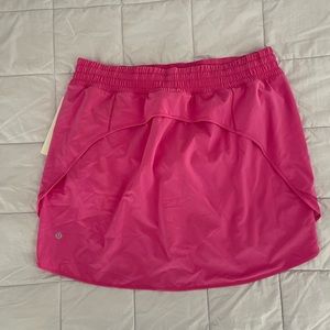 Built-in liner 
zipper pocket
side drop-in pockets
Continuous drawcord